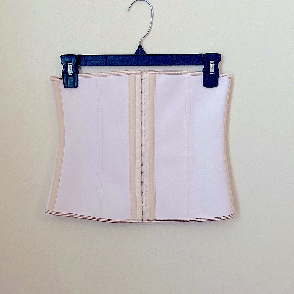 Never used corset nude color. 3 levels of intake size. Soft material, size M